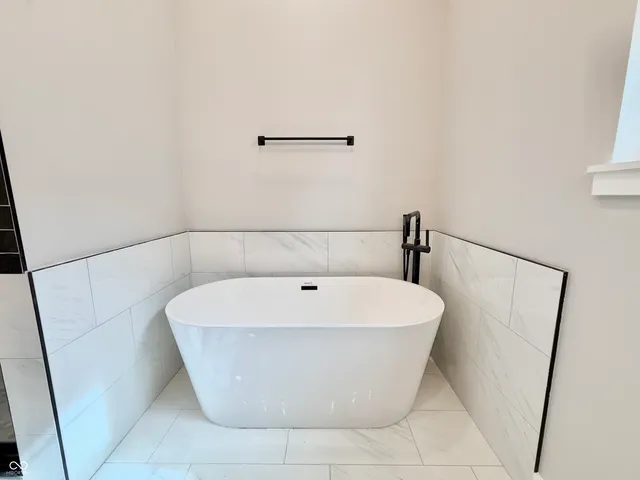 $2,800 | 2239 Carrollton Avenue, Indianapolis, IN 46205