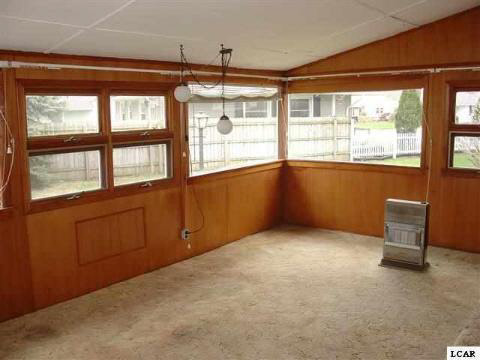 377 Riverside Avenue Adrian, MI 49221 - Photo 9 of 10 20353383-8.JPG