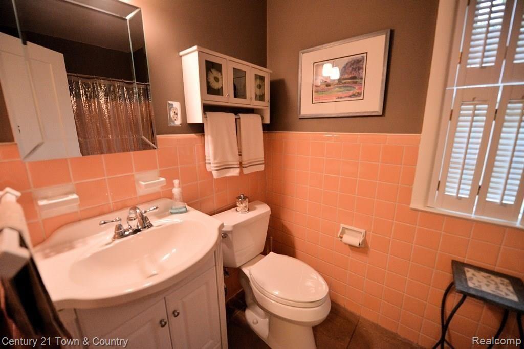4408 Amherst Road Royal Oak, MI 48073 - Photo 20 of 51 Full Bathroom 1b best.jpg