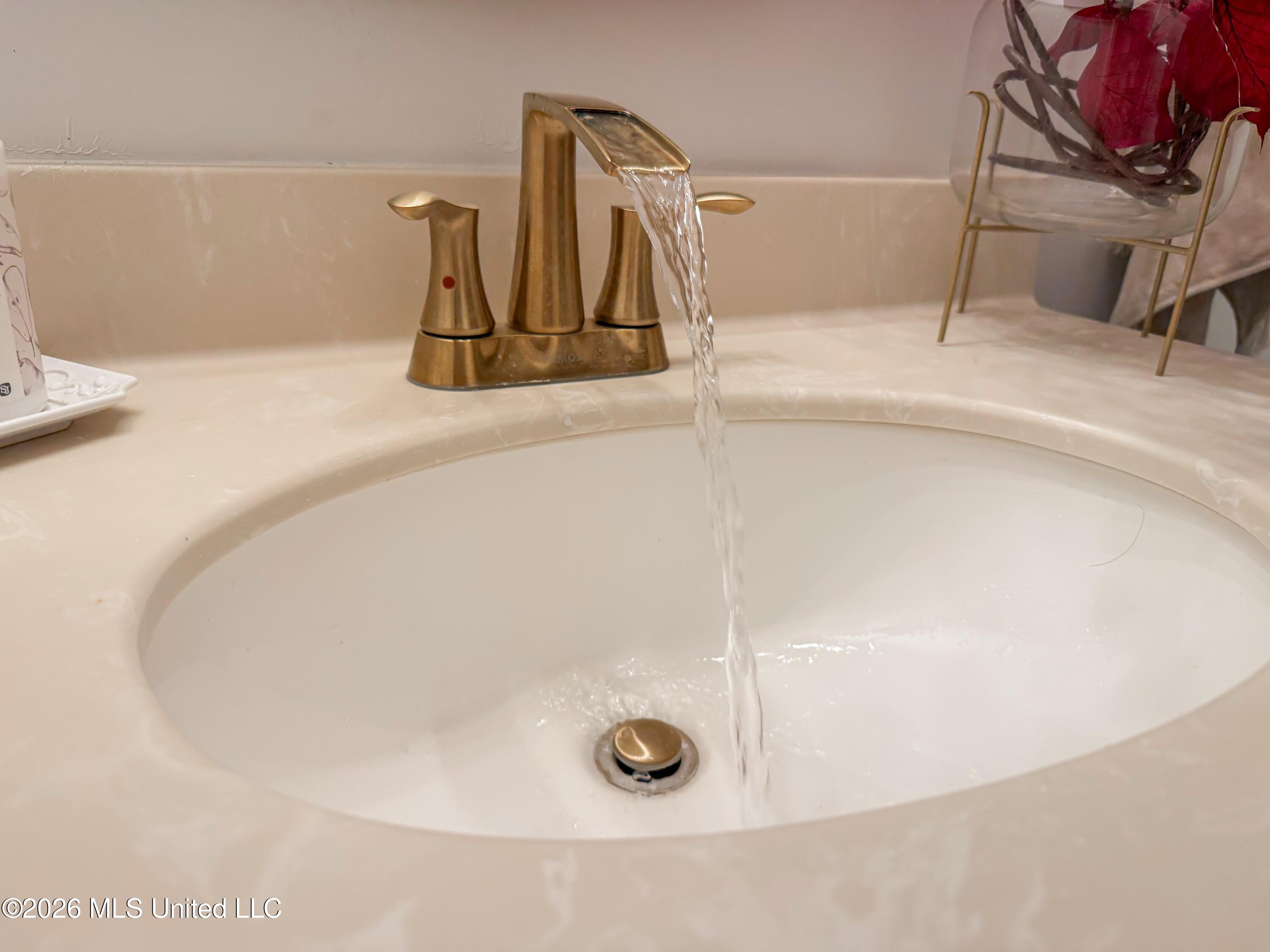 13220 Old Locke Road Olive Branch, MS 38654 - Photo 29 of 40 bathroomfacets in upstairs and downstair
