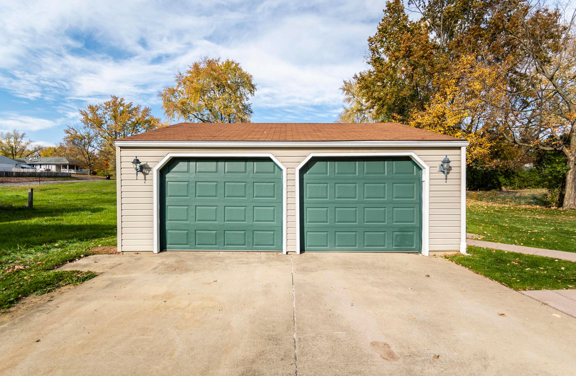 4168 Burkey Road Youngstown, OH 44515 - Photo 2 of 33 4168 Garage