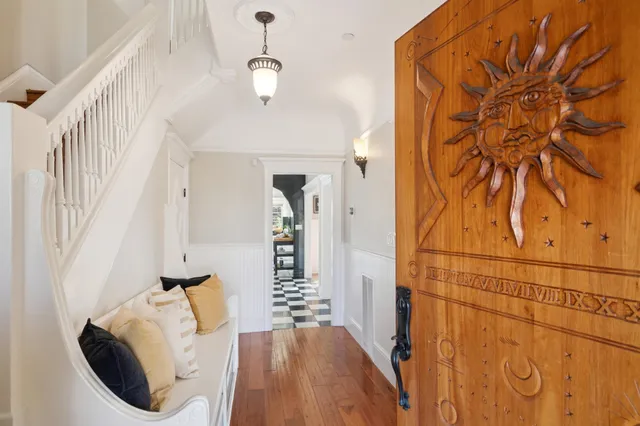 a view of entryway with furniture