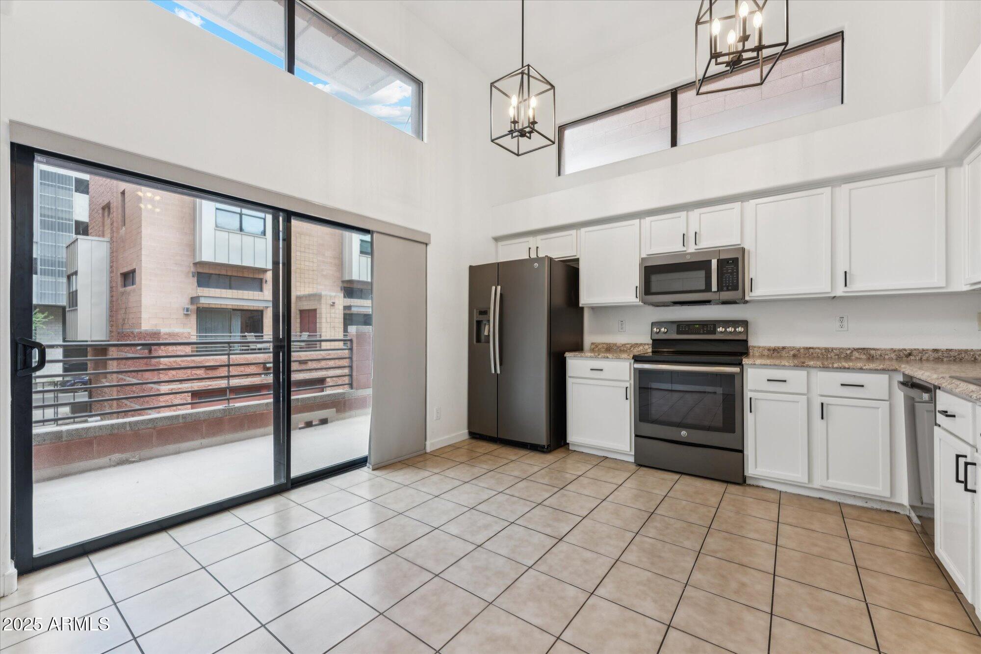 330 South Farmer Avenue, Unit 115 Tempe, AZ 85281 - Photo 8 of 20 Clearstory Windows in Kitchen