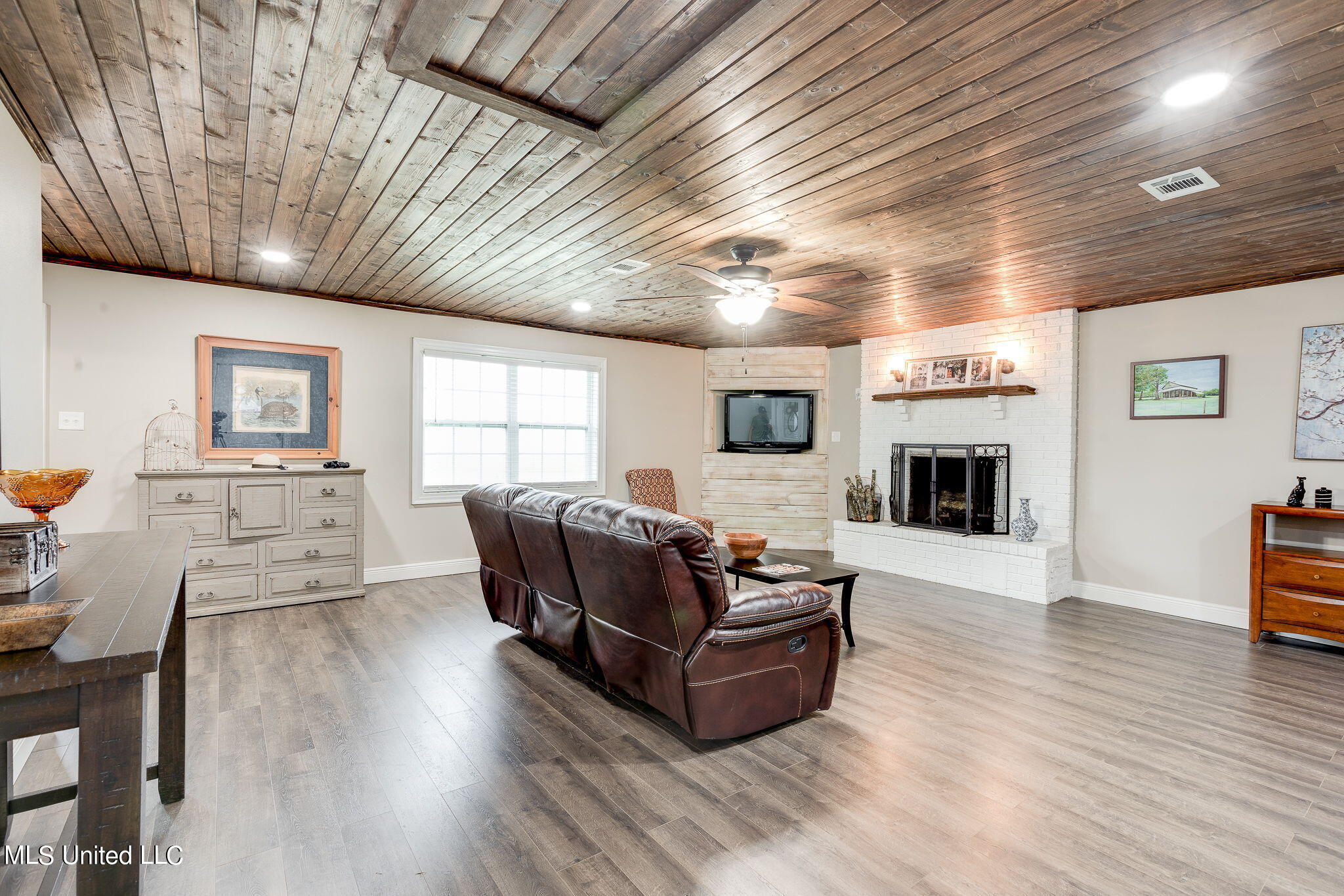 108 Barrow Road Lucedale, MS 39452 - Photo 6 of 39 2 (1 of 25) Great Room