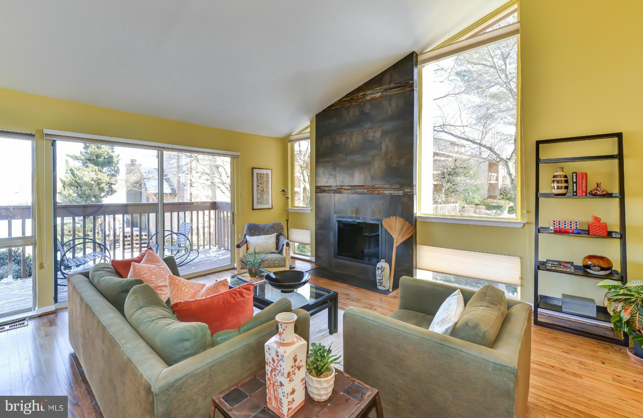 11216 Lagoon Lane Reston, VA 20191 - Photo 4 of 30 Living Room