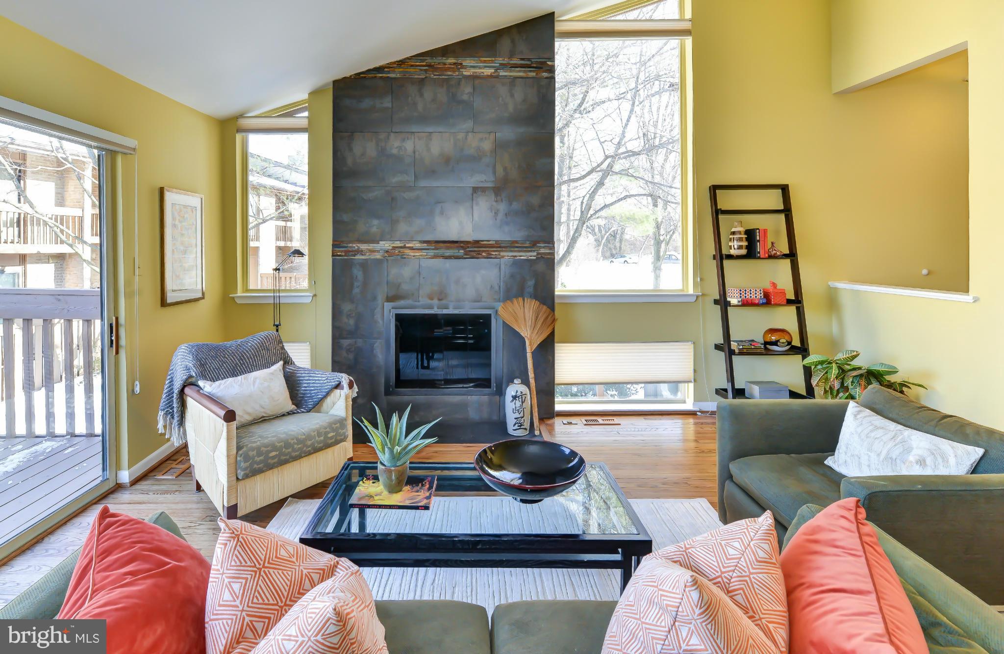 11216 Lagoon Lane Reston, VA 20191 - Photo 5 of 30 Living Room