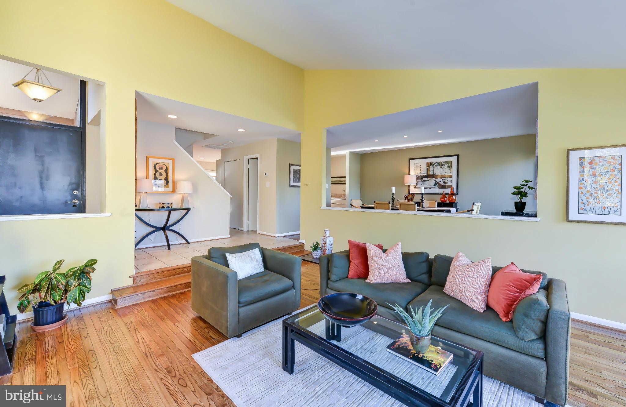 11216 Lagoon Lane Reston, VA 20191 - Photo 7 of 30 Living Room