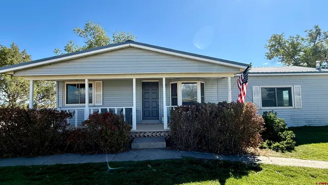 a view of a house with backyard and garden