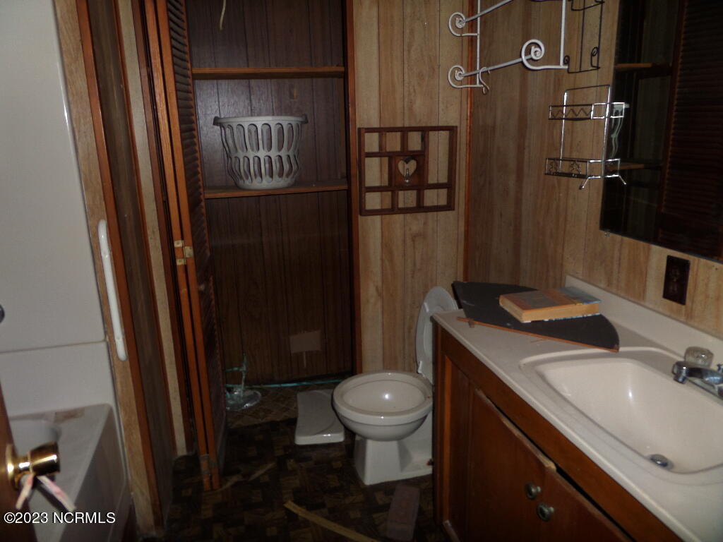 4825 River Road Vanceboro, NC 28586 - Photo 13 of 22 Guest Bathroom