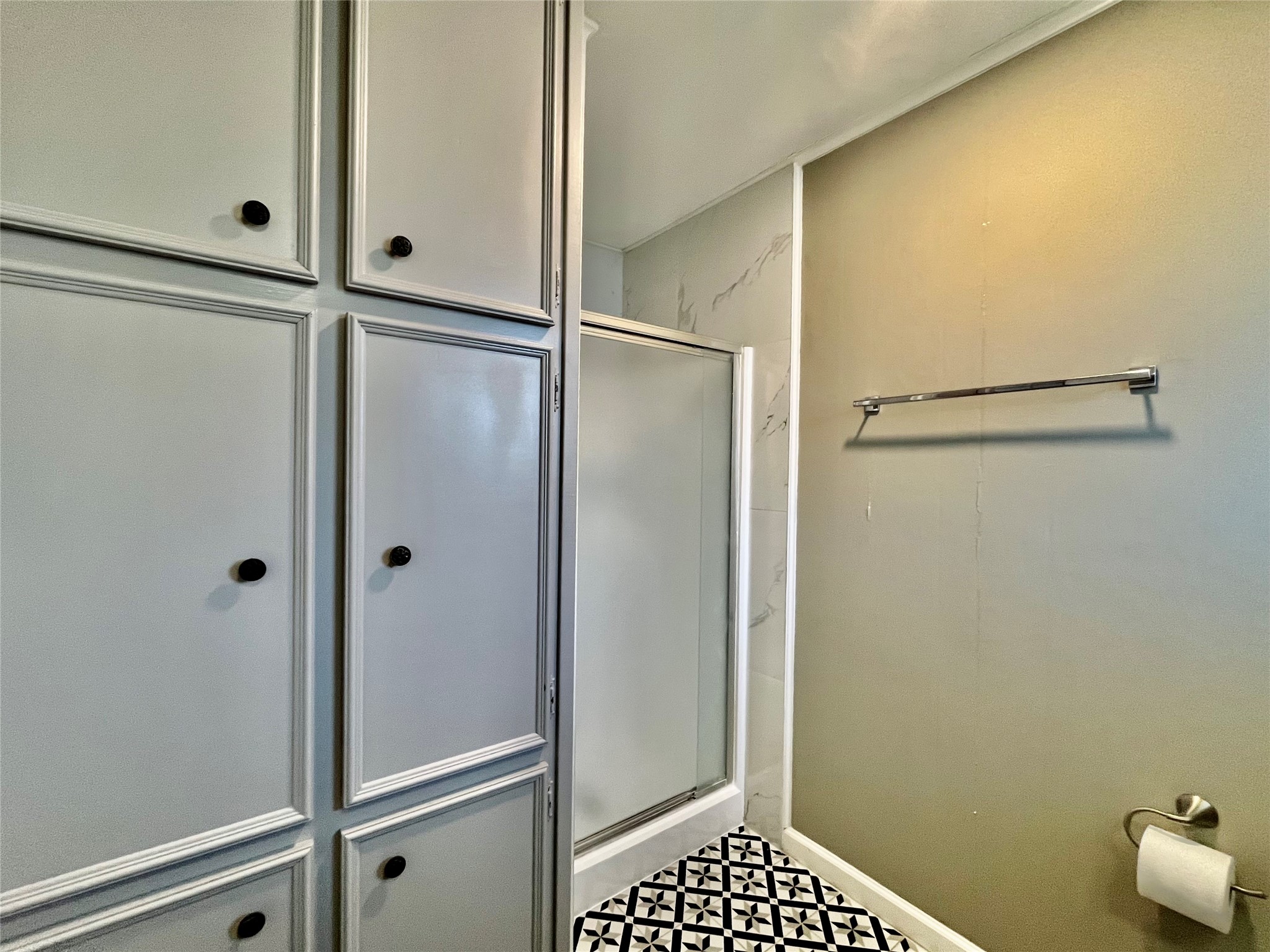 610 Seashell Drive Surfside Beach, TX 77541 - Photo 33 of 42 a bathroom with a glass shower door