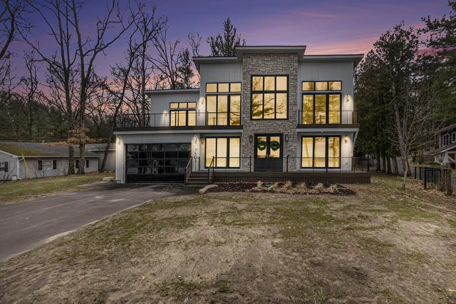 $1,600,000 | 7505 South Lakeshore Drive, Pentwater, MI 49449