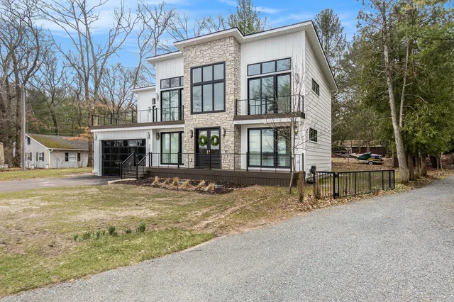 $1,600,000 | 7505 South Lakeshore Drive, Pentwater, MI 49449