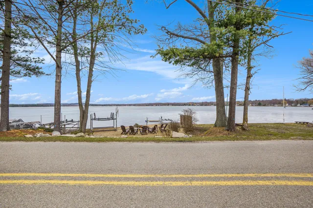 $1,600,000 | 7505 South Lakeshore Drive, Pentwater, MI 49449