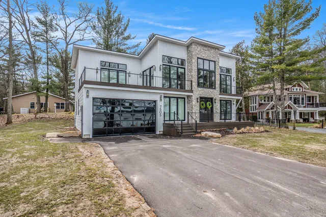 $1,600,000 | 7505 South Lakeshore Drive, Pentwater, MI 49449