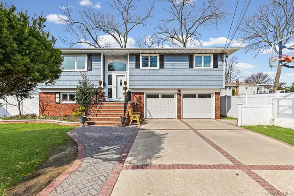 $889,000 | 978 Little Whaleneck Road, North Merrick, NY 11566