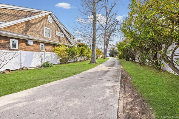 $889,000 | 978 Little Whaleneck Road, North Merrick, NY 11566