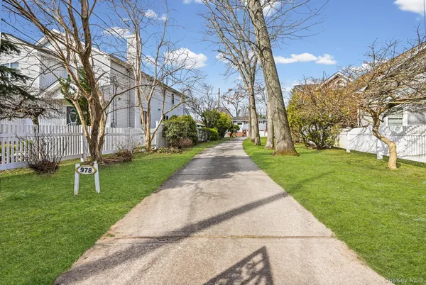 $889,000 | 978 Little Whaleneck Road, North Merrick, NY 11566