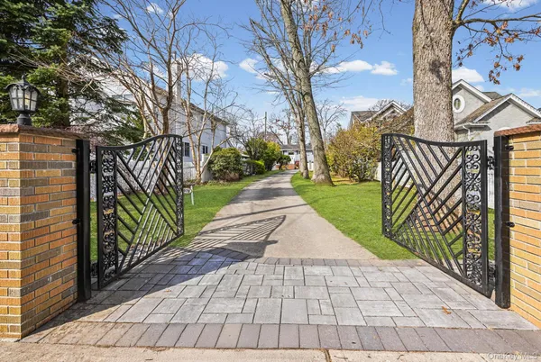 $889,000 | 978 Little Whaleneck Road, North Merrick, NY 11566