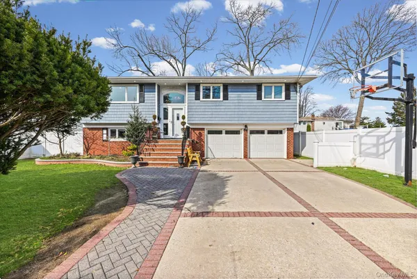 $889,000 | 978 Little Whaleneck Road, North Merrick, NY 11566