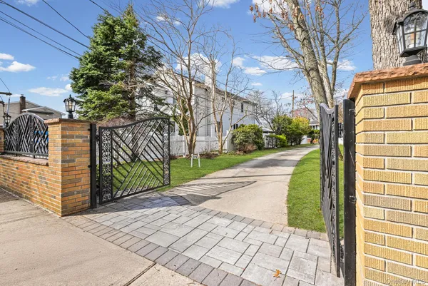 $889,000 | 978 Little Whaleneck Road, North Merrick, NY 11566