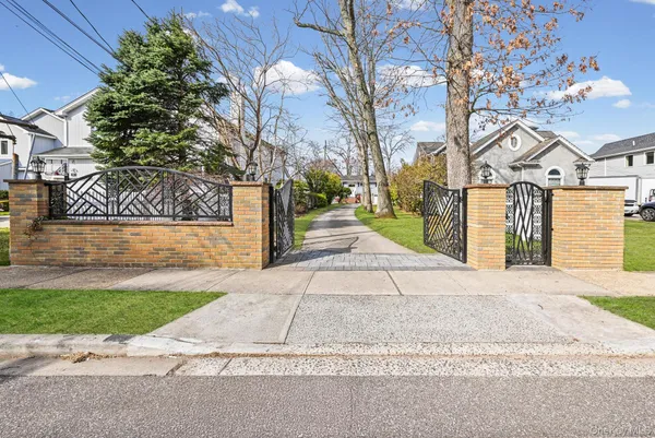 $889,000 | 978 Little Whaleneck Road, North Merrick, NY 11566