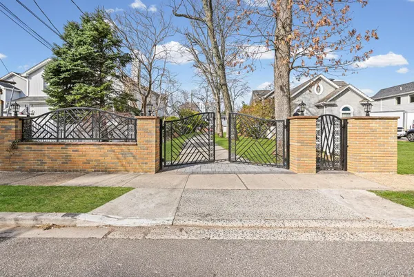 $889,000 | 978 Little Whaleneck Road, North Merrick, NY 11566