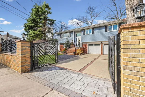 $889,000 | 978 Little Whaleneck Road, North Merrick, NY 11566