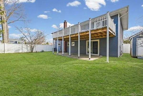 $889,000 | 978 Little Whaleneck Road, North Merrick, NY 11566