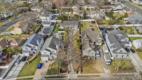 $889,000 | 978 Little Whaleneck Road, North Merrick, NY 11566