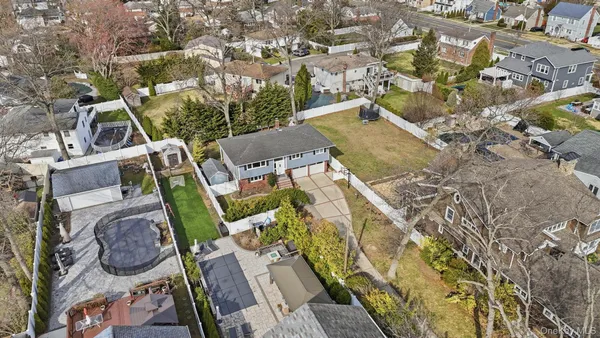 $889,000 | 978 Little Whaleneck Road, North Merrick, NY 11566