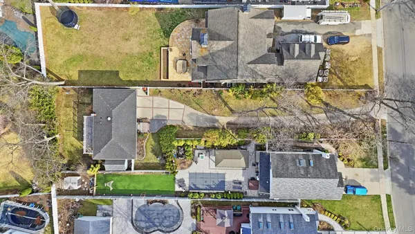 $889,000 | 978 Little Whaleneck Road, North Merrick, NY 11566