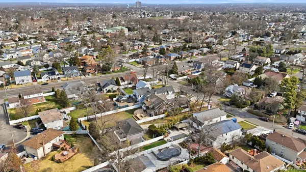 $889,000 | 978 Little Whaleneck Road, North Merrick, NY 11566