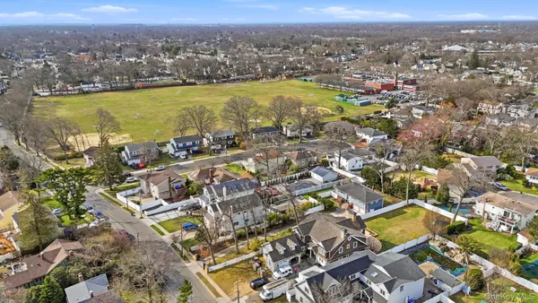 $889,000 | 978 Little Whaleneck Road, North Merrick, NY 11566