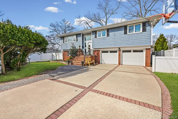 $889,000 | 978 Little Whaleneck Road, North Merrick, NY 11566