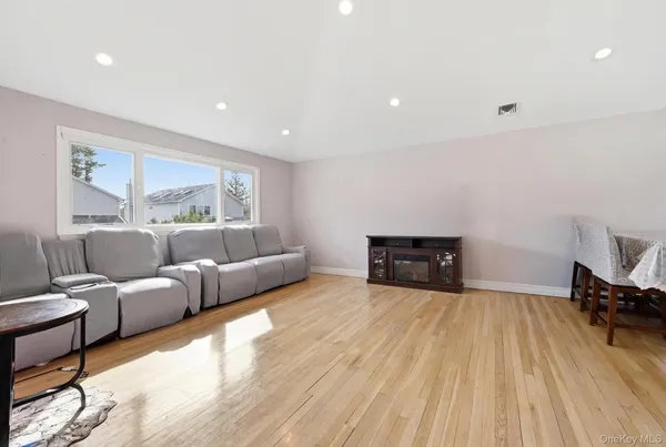 $889,000 | 978 Little Whaleneck Road, North Merrick, NY 11566