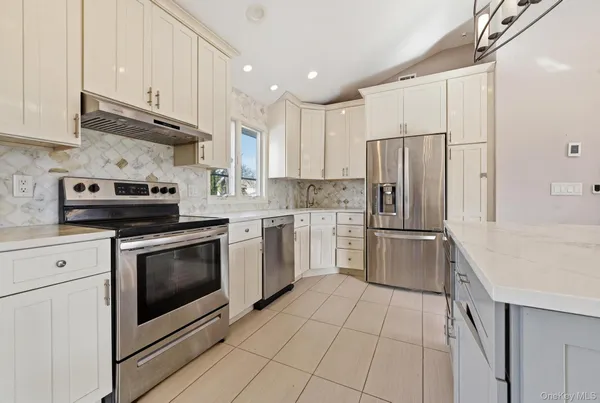 $889,000 | 978 Little Whaleneck Road, North Merrick, NY 11566