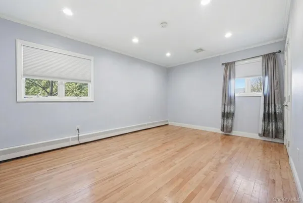 $889,000 | 978 Little Whaleneck Road, North Merrick, NY 11566