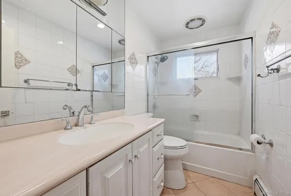 $889,000 | 978 Little Whaleneck Road, North Merrick, NY 11566