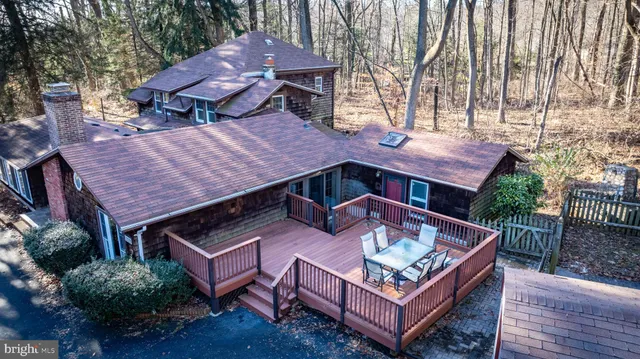 a view of an empty room with furniture