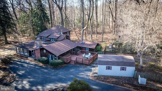 a view of a yard in front of house
