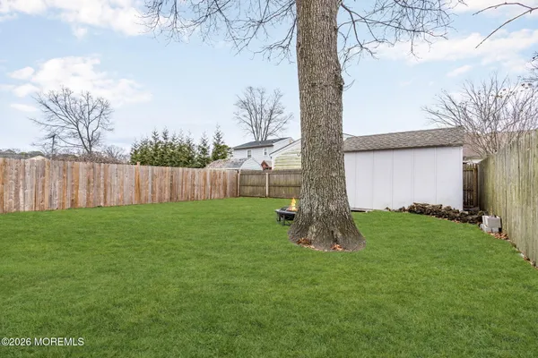 a view of a backyard
