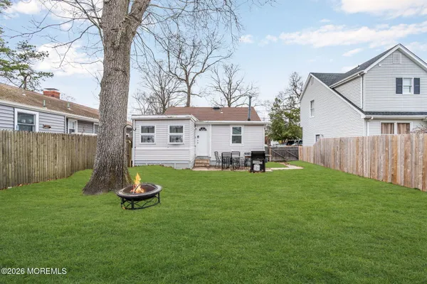 a view of a house with backyard