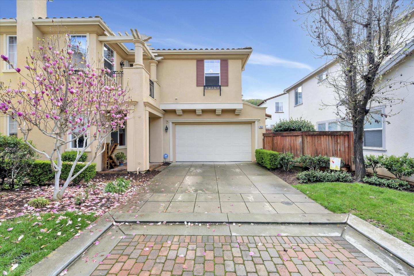 a view of a pathway with a house