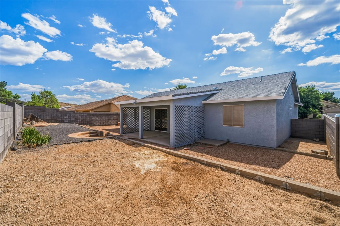 2144 Ridgeview Road Kingman, AZ 86401 - Photo 43 of 49 a view of a house with a yard
