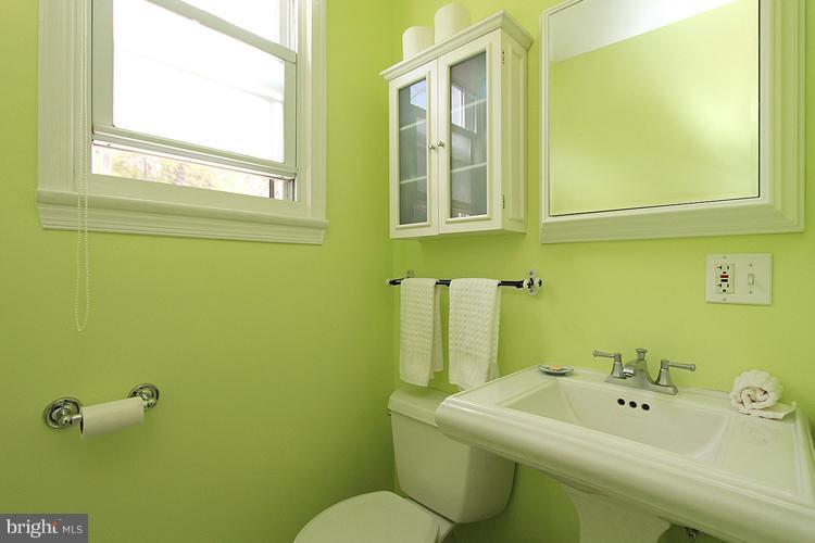 721 Silver Spring Avenue Silver Spring, MD 20910 - Photo 2 of 30 Bath
