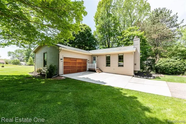 $425,000 | 8402 Scotia Drive, Pinckney, MI 48169