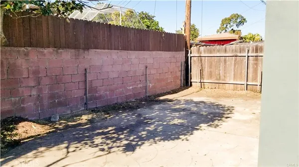 a view of a backyard
