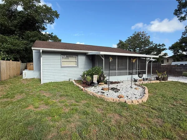 $2,100 | 2402 9th Street East, Bradenton, FL 34208