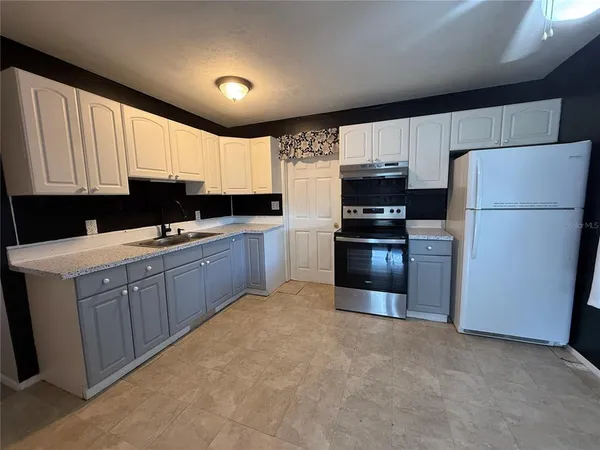 $2,100 | 2402 9th Street East, Bradenton, FL 34208