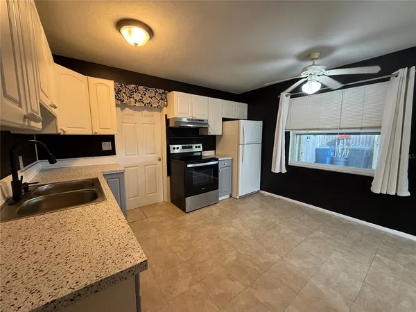 $2,100 | 2402 9th Street East, Bradenton, FL 34208